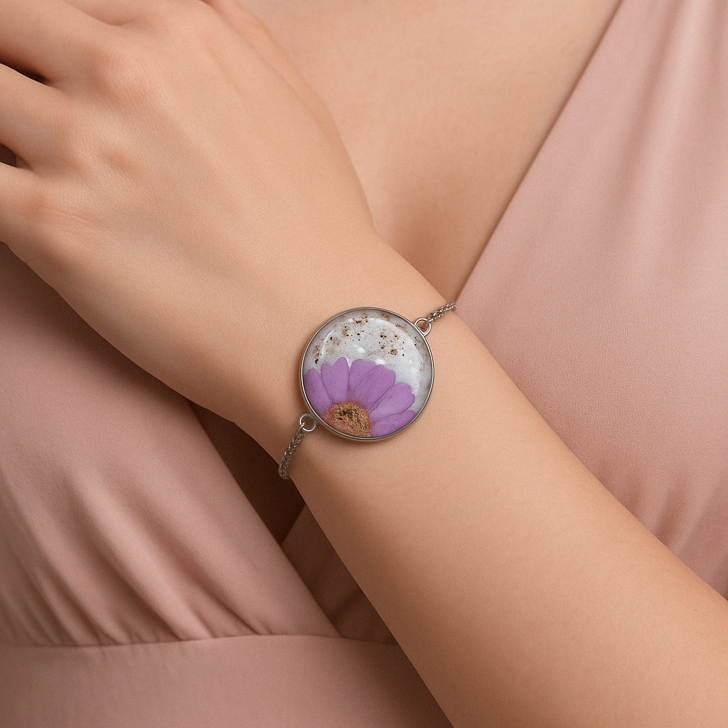 Floral bracelet with real flowers encased in resin – Elegant nature-inspired jewelry