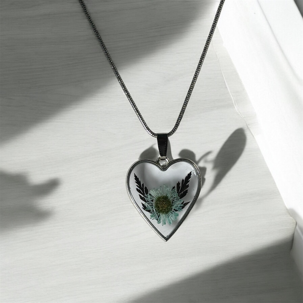 Delicate heart pendant – Perfect for expressing love and sentiment
